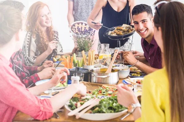Mutlu insanlar aşçı ve birlikte yemek