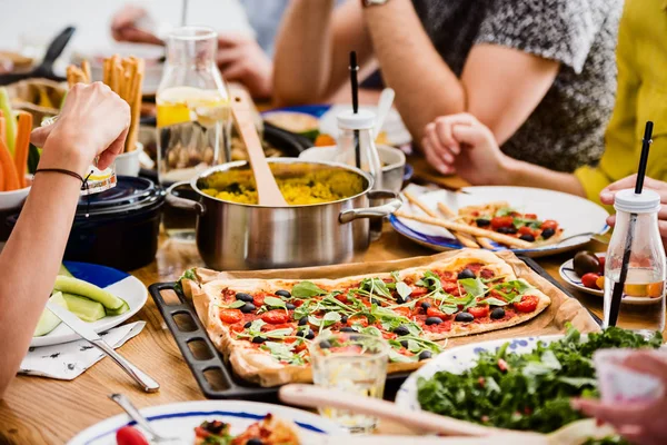 Gemeinschaftstisch mit frischer Pizza — Stockfoto