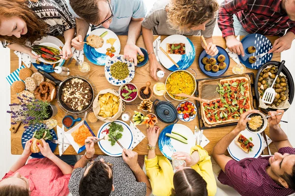 Mannen i violett skjorta äter hummus — Stockfoto