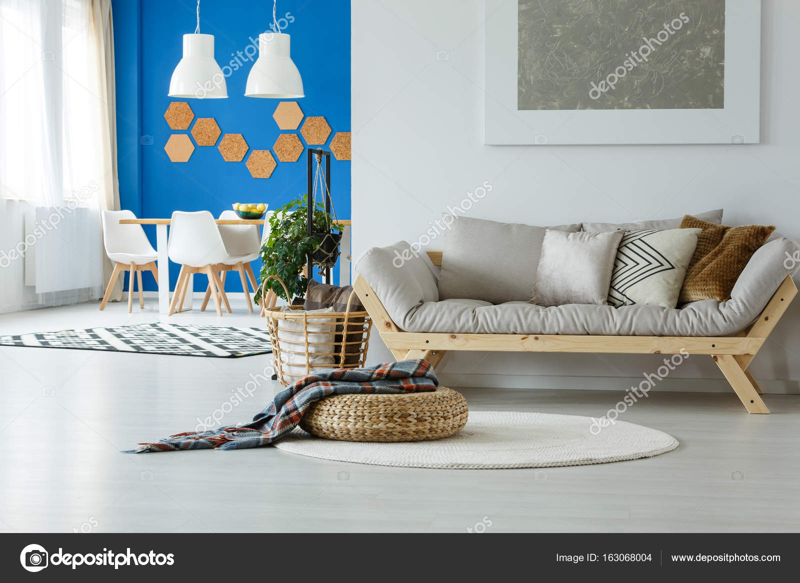 Zona de comedor y sofá cómodo — Fotos de Stock © photographee.eu ... Zona de comedor y sofá cómodo — Fotos de Stock © photographee.eu ...
