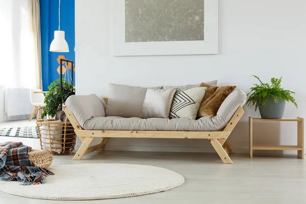 Acogedor sofá en la habitación eco — Foto de Stock