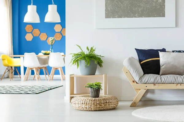 Kanepe ile rahat açık alan