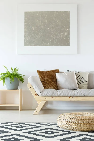 米色的沙发，坐垫凳和植物 — 图库照片
