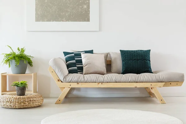 Beżowy sofa z poduszkami niebieski — Zdjęcie stockowe