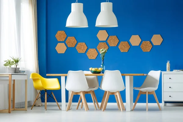 mavi ve beyaz yemek odası