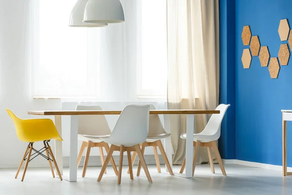 Skandinavische weiße und gelbe Stühle — Stockfoto