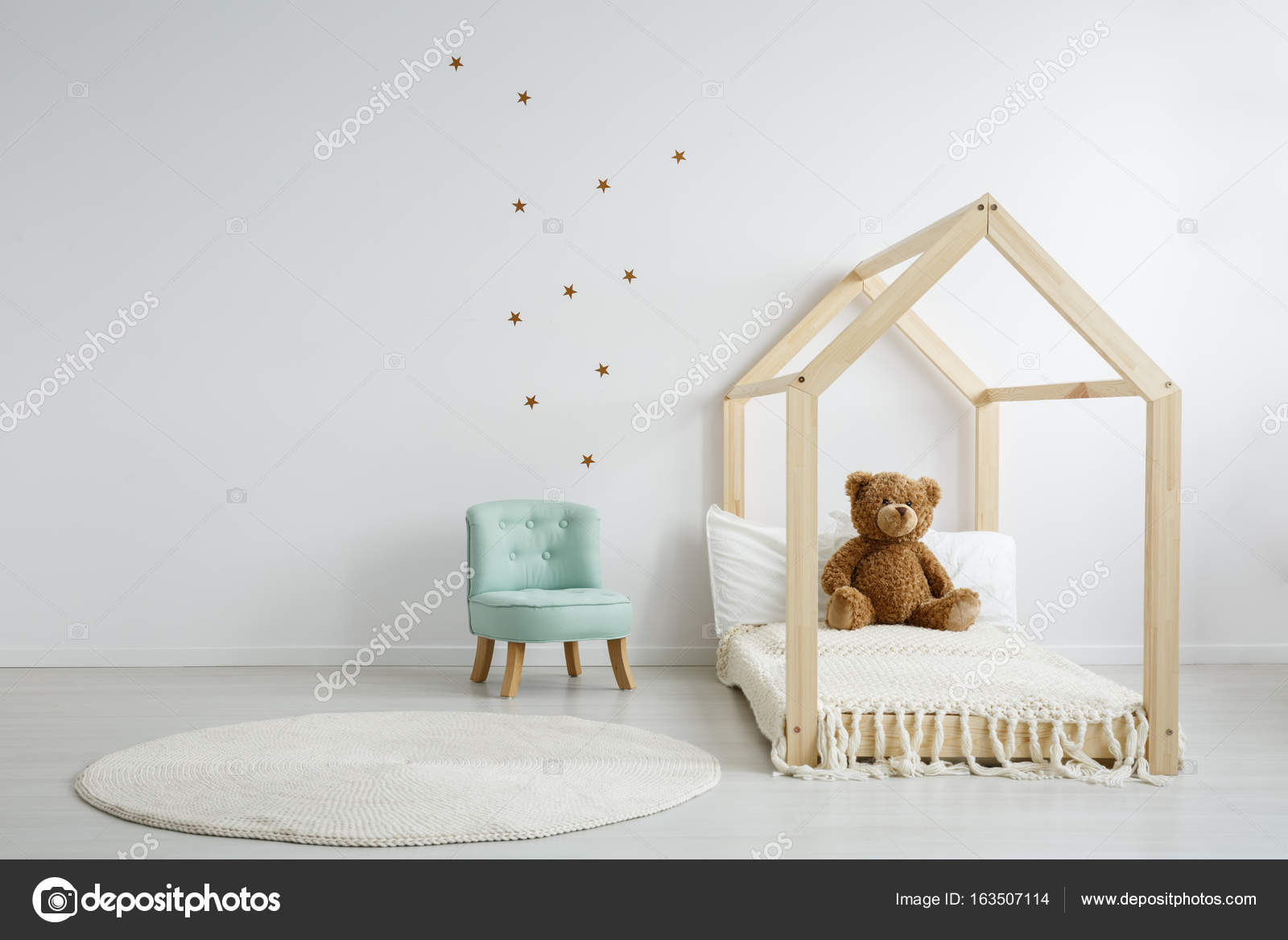 Elegante chique stoel in slaapkamer — Stockfoto © photographee.eu ... Elegante chique stoel in slaapkamer — Stockfoto © photographee.eu ...