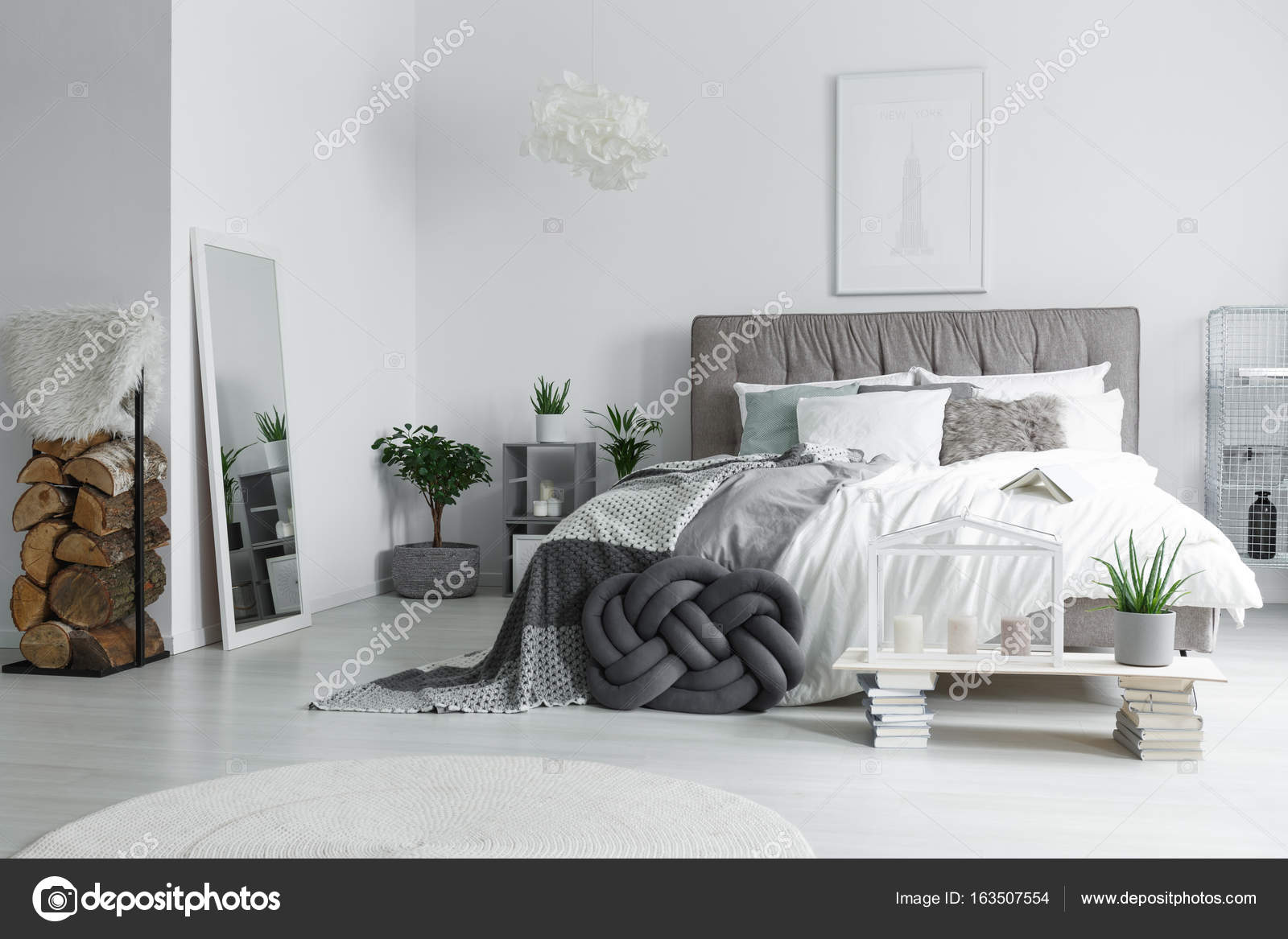 Spegel i ljust sovrum — stockfotografi © photographee.eu #163507554