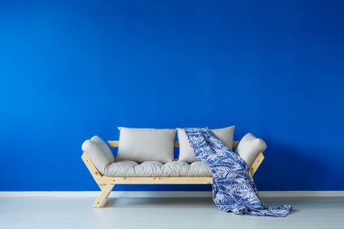 Gün odada şık koltuk