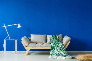 Yeşil battaniye koltukta yalan