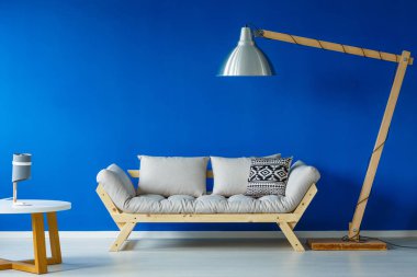 Gün odasında büyük lamba