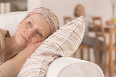 Kanepede uzanan kadın