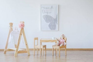 Poster SCANDI odasında asılı