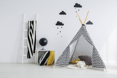 Şık, desenli teepee yatak odasında