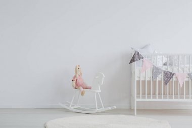 Sallanan at yatak yanında