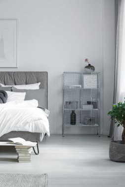 Süslemeleri ile metal raf