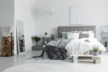 Parlak yatak odasında ayna