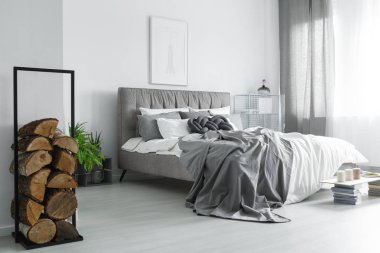 Metal çerçeve içinde odun