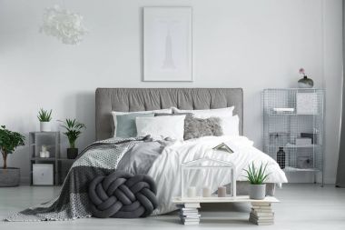 Bitkiler ile eksiksiz bir şekilde döşenmiş Oda