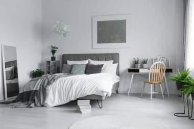 Otel odasında dekoratif avize