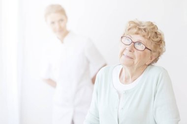 Mutlu yaşlı kadın