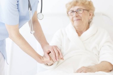 Doktor mavi üniformalı ve stetoskop ile