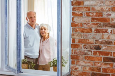 gökyüzüne bakarak Çift