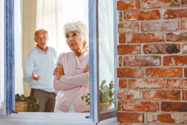 Arka planda öfkeli koca