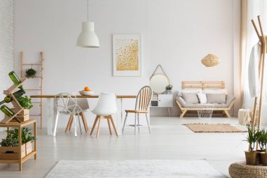 Yemek alanı ve oturma odasında çift