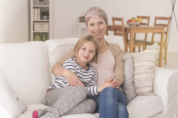 Женщина с лейкемией и дочерью — стоковое фото