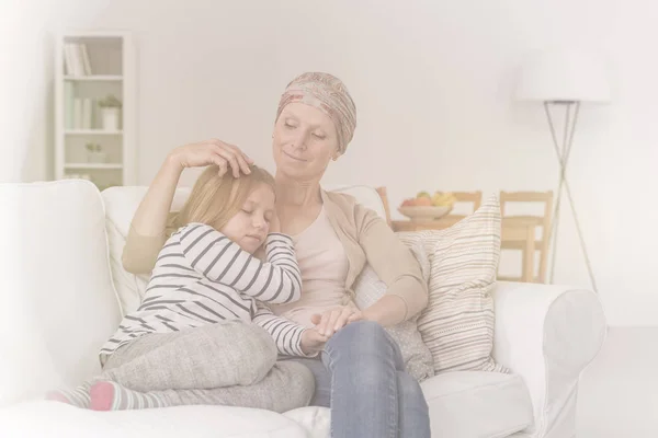 Mulher com câncer abraçando filha — Fotografia de Stock