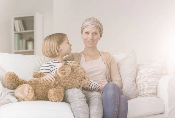 Kind unterstützt krebskranke Mutter — Stockfoto