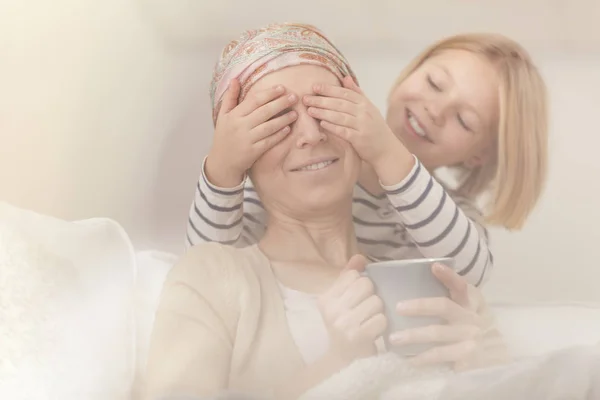 Criança fazendo doente mãe sorrir — Fotografia de Stock