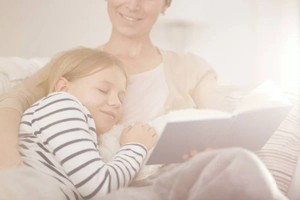 Mädchen schläft beim Lesen von Buch ein — Stockfoto