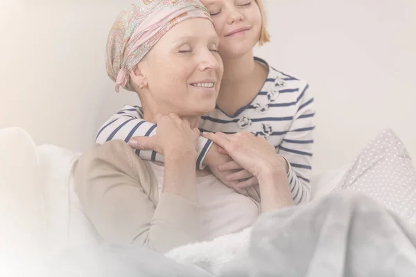 Niño abrazando a la madre con leucemia —  Fotos de Stock