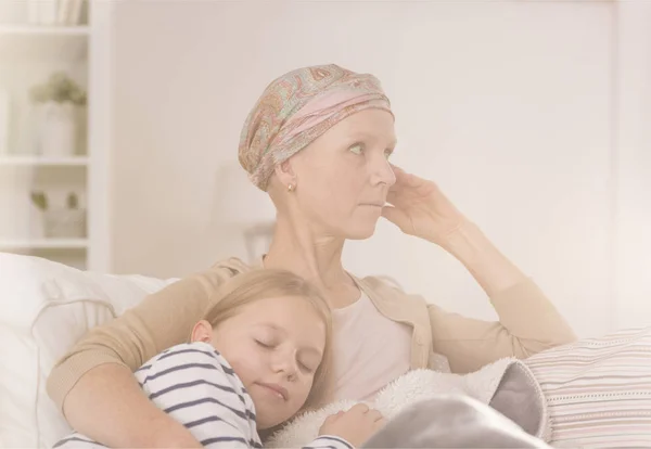 Mãe após quimioterapia abraçando criança — Fotografia de Stock