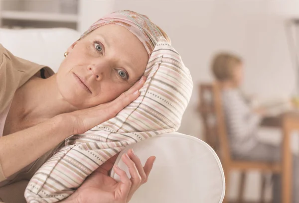 Виснажена жінка після хіміотерапії відпочиває — стокове фото