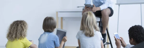 平板电脑和智能手机的孩子 — 图库照片