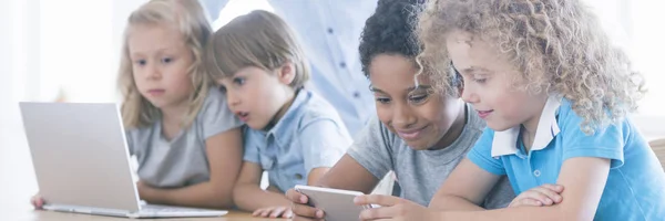 Kinder nutzen Laptop und Smartphone — Stockfoto