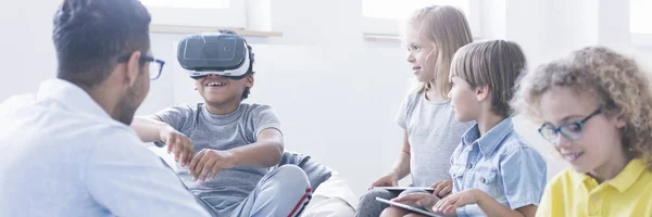 Usando a tecnologia VR durante as aulas — Fotografia de Stock