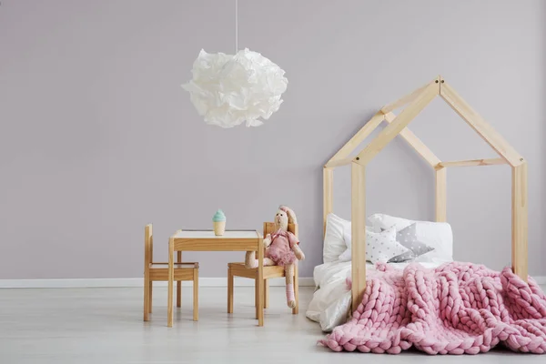Camera da letto della ragazza rosa pastello — Foto Stock