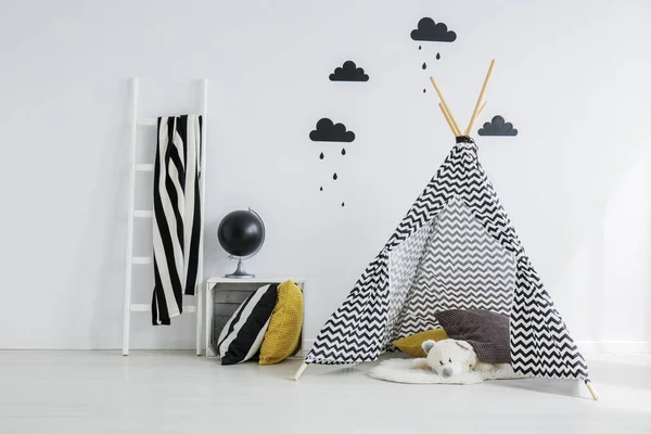 Elegante, estampado tipi en el dormitorio —  Fotos de Stock