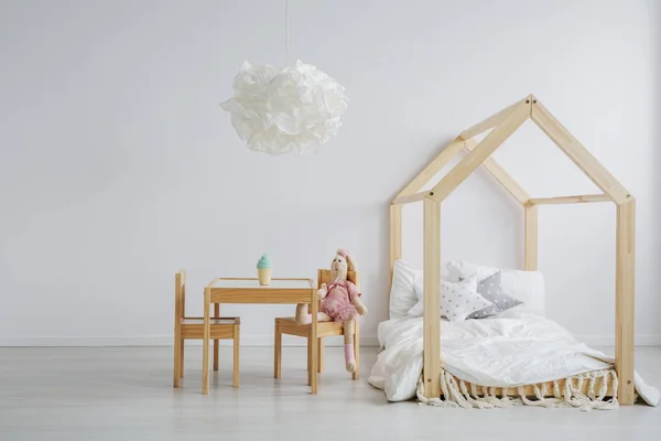 Элегантный детский стол и кровать — стоковое фото