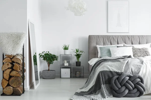 Kabarık halının üzerinde metal çerçeve