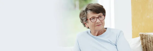 Счастливая женщина в доме престарелых — стоковое фото