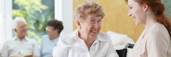 Mujer feliz en la sala de geriatría — Foto de Stock