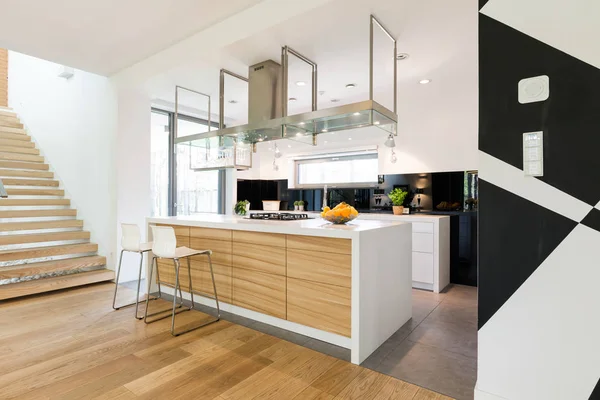 Îlot de cuisine est la partie de chaque intérieur moderne — Photo