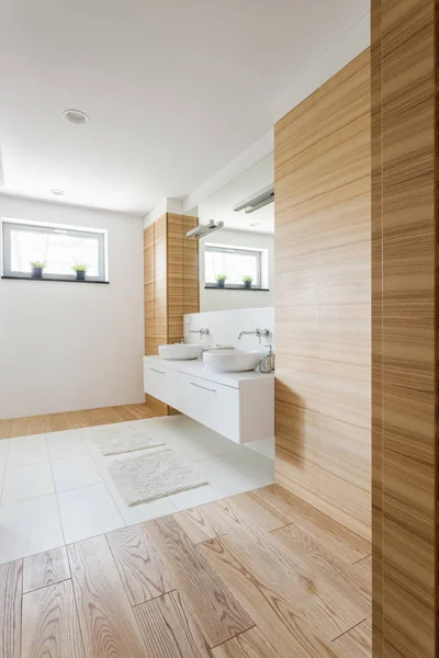 Holz im Badezimmer — Stockfoto