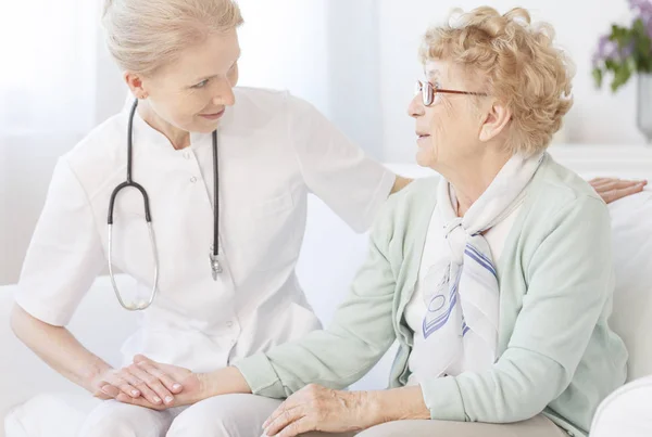 Senior vrouw in glazen — Stockfoto