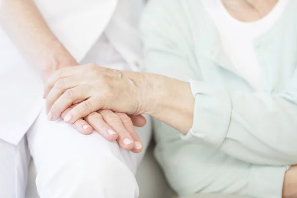 Seniorin dankt der Krankenschwester — Stockfoto